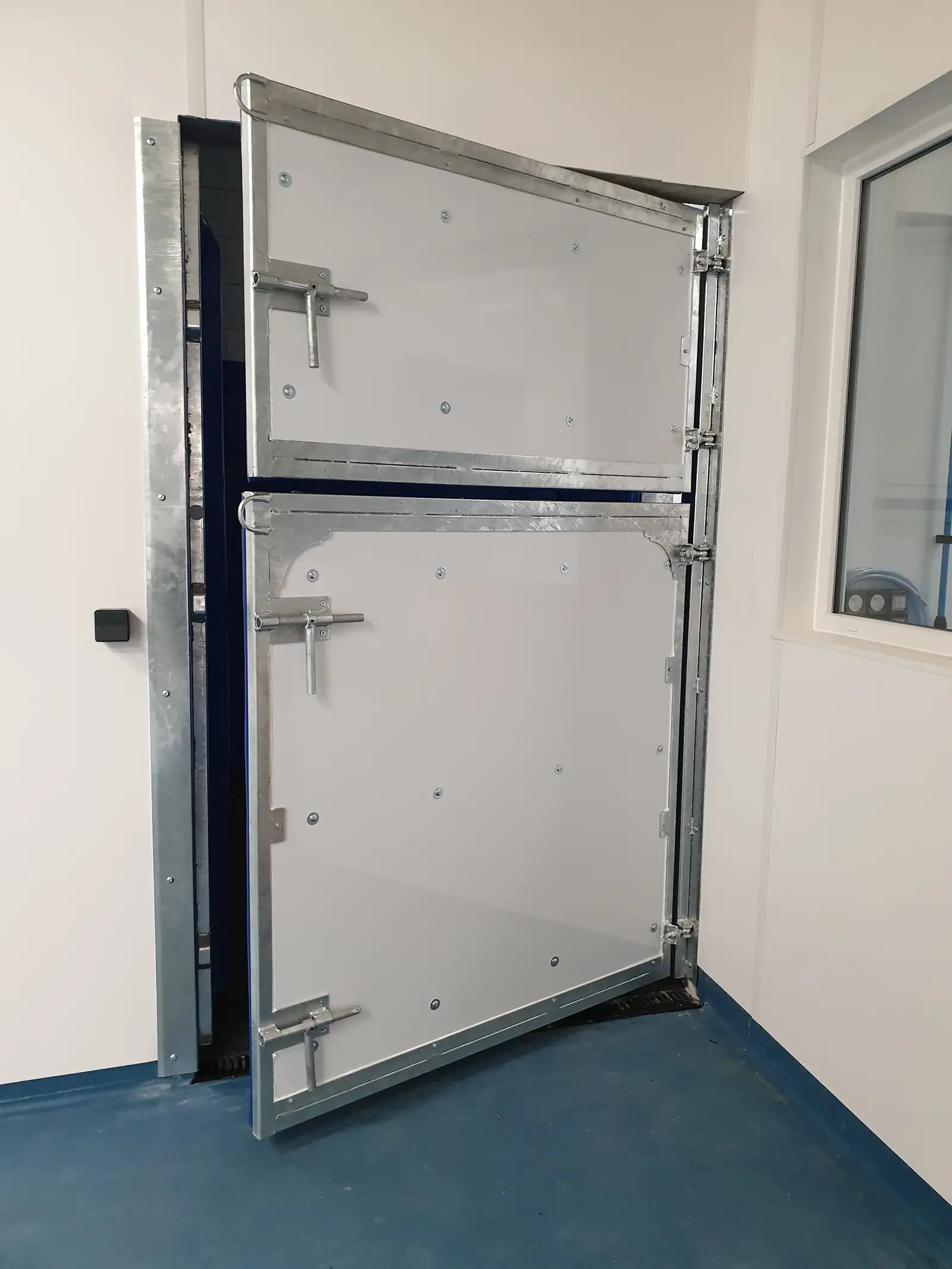 Porte remplissage panneau blanc isolé